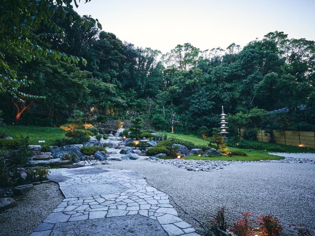 Отель Ooedo Onsen Monogatari Premium Shirahama Gyoen Экстерьер фото